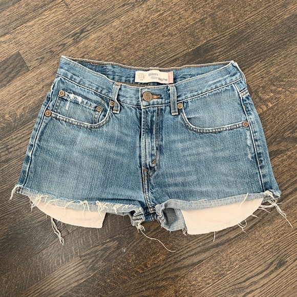Levi’s denim shorts. Size 24-25. - Picture 2 of 7